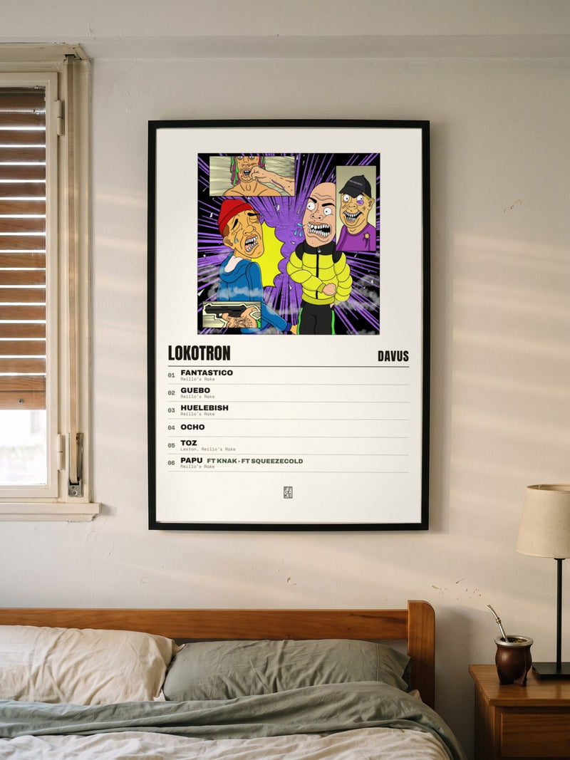 Póster de LOKOTRON de Davus enmarcado en una pared, en un ambiente distinto