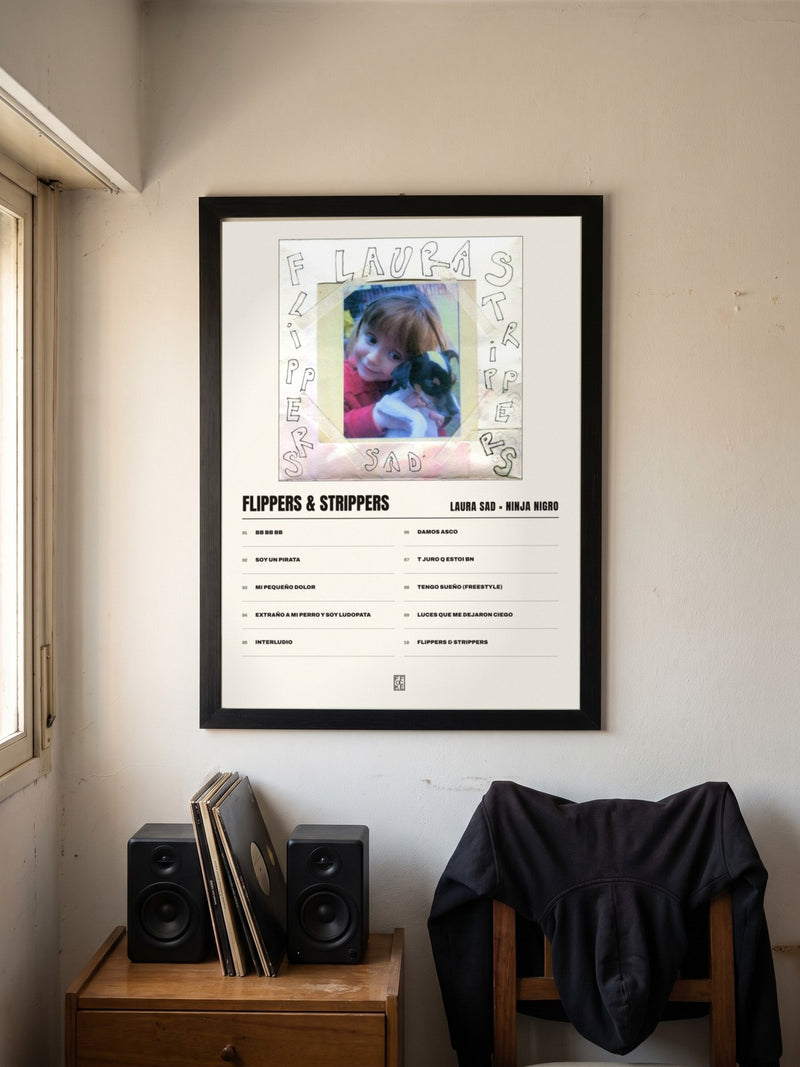 Póster de Flippers & Strippers de Laura Sad × Ninja Nigro enmarcado en una pared, en un ambiente distinto