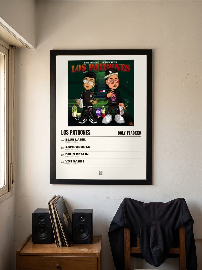 Póster de Los Patrones de Doly Flackko enmarcado en una pared, en un ambiente distinto