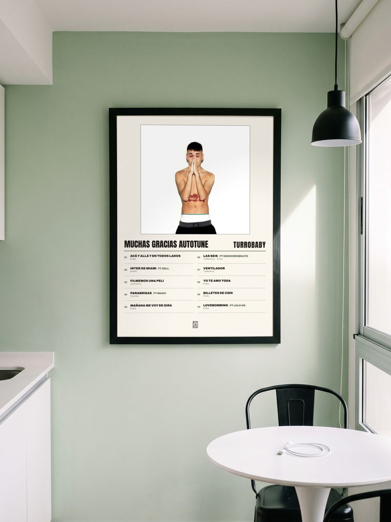 Póster de MUCHAS GRACIAS AUTOTUNE de turrobaby enmarcado en una pared, en un ambiente distinto