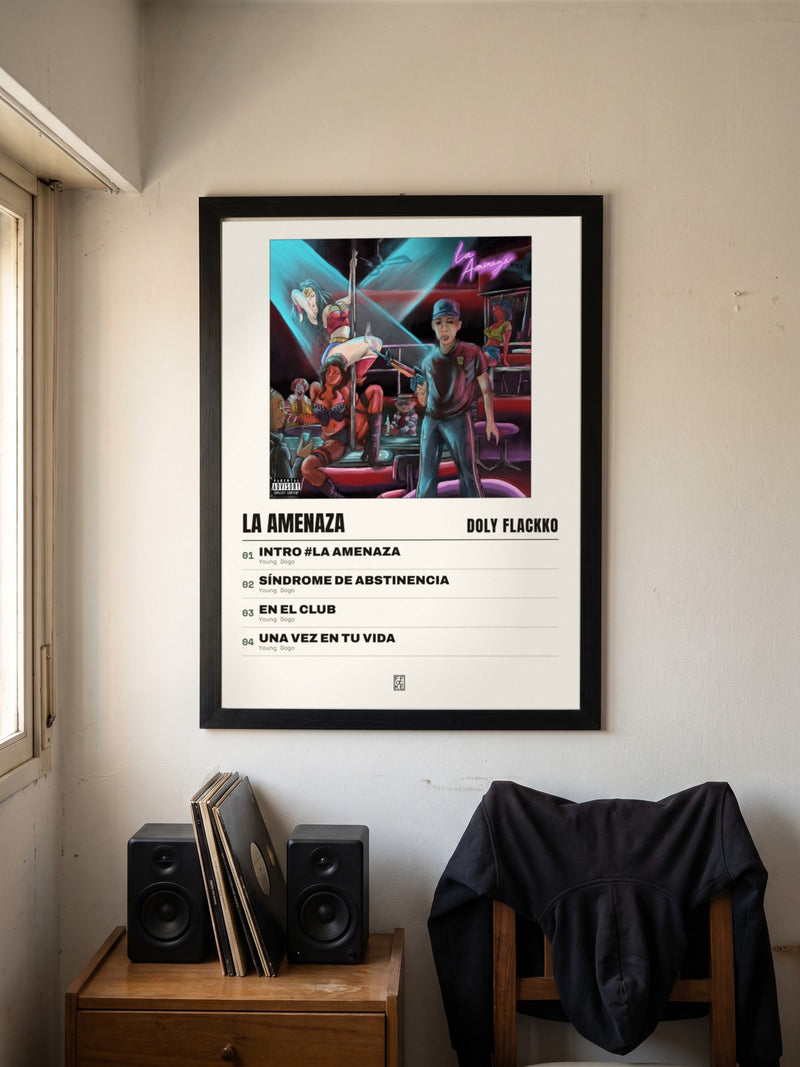 Póster de La Amenaza de Doly Flackko enmarcado en una pared, en un ambiente distinto