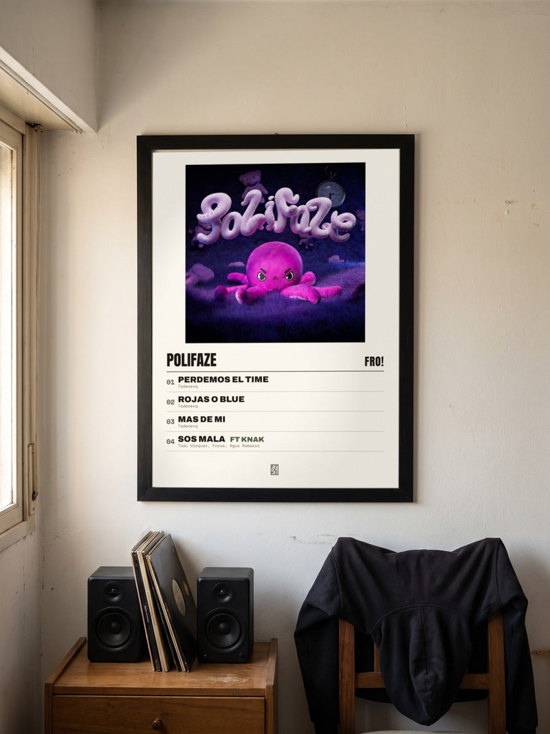 Póster de Polifaze de FRO! enmarcado en una pared, en un ambiente distinto