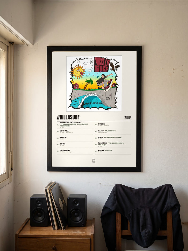 Póster de #VILLASURF de 2UU! enmarcado en una pared, en un ambiente distinto