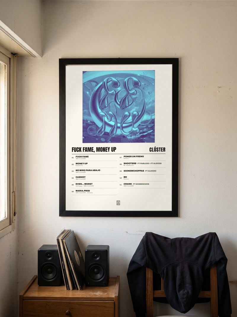 Póster de Fuck Fame, Money Up de Clúster enmarcado en una pared, en un ambiente distinto