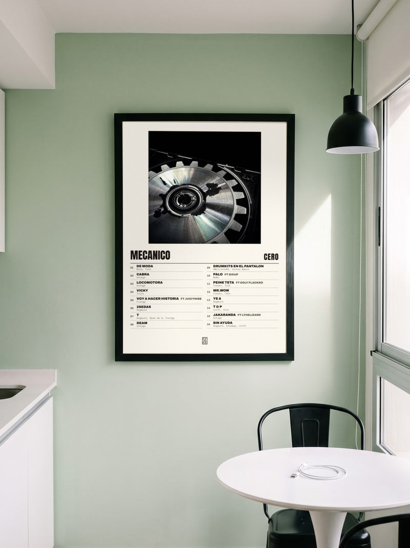 Póster de Mecanico de cero* enmarcado en una pared, en un ambiente distinto