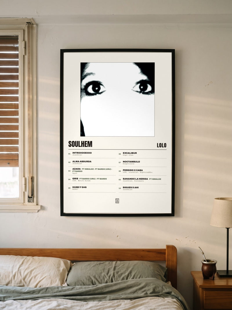 Póster de SOULHEM de LoLo enmarcado en una pared, en un ambiente distinto