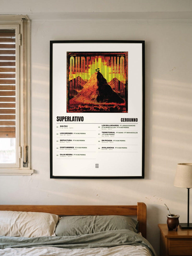 Póster de SUPERLATIVO de Cerounno enmarcado en una pared, en un ambiente distinto