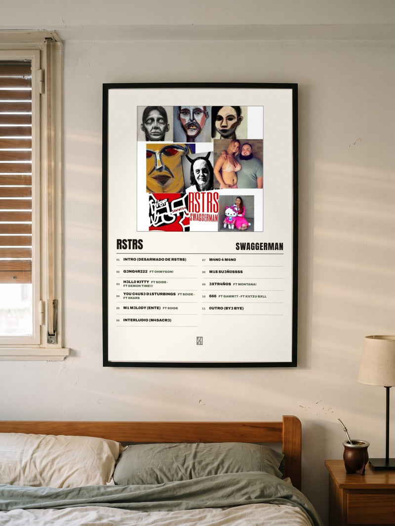 Póster de RSTRS de swaggerman enmarcado en una pared, en un ambiente distinto