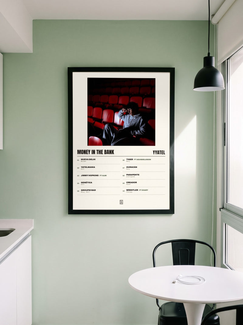 Póster de Money in the Bank de yyatel enmarcado en una pared, en un ambiente distinto