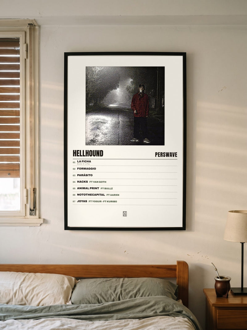 Póster de Hellhound de Perswave enmarcado en una pared, en un ambiente distinto