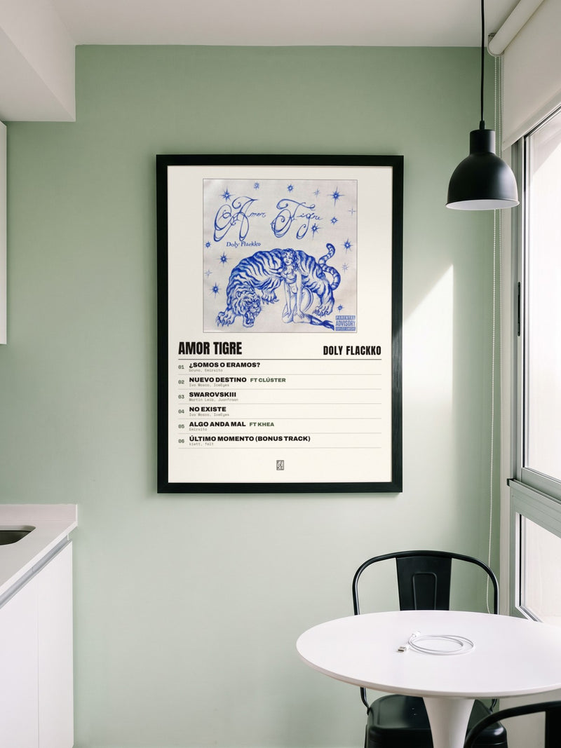 Póster de Amor Tigre de Doly Flackko enmarcado en una pared, en un ambiente real