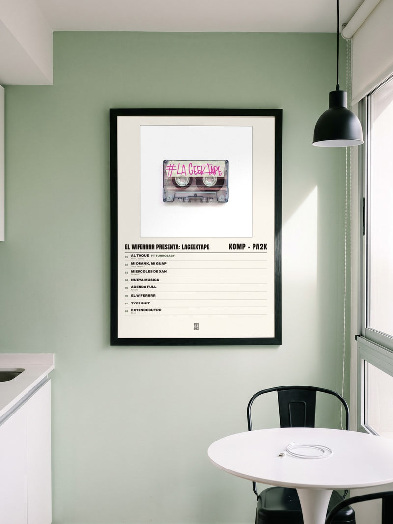 Póster de El WIFERRRr presenta: LaGeekTape de Komp × Pa2k enmarcado en una pared, en un ambiente real