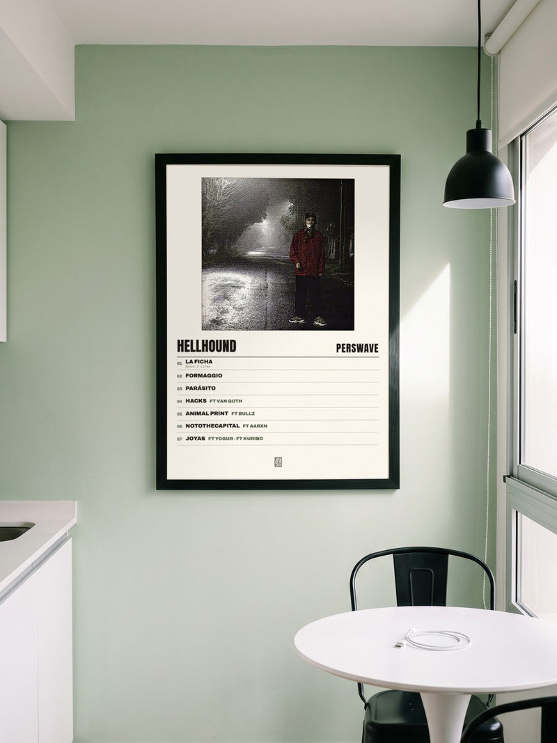 Póster de Hellhound de Perswave enmarcado en una pared, en un ambiente real