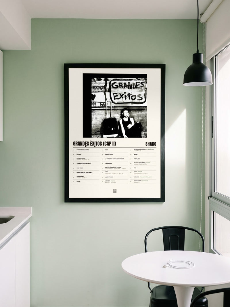 Póster de grandęs èxįtos (cap II) de Shako enmarcado en una pared, en un ambiente real