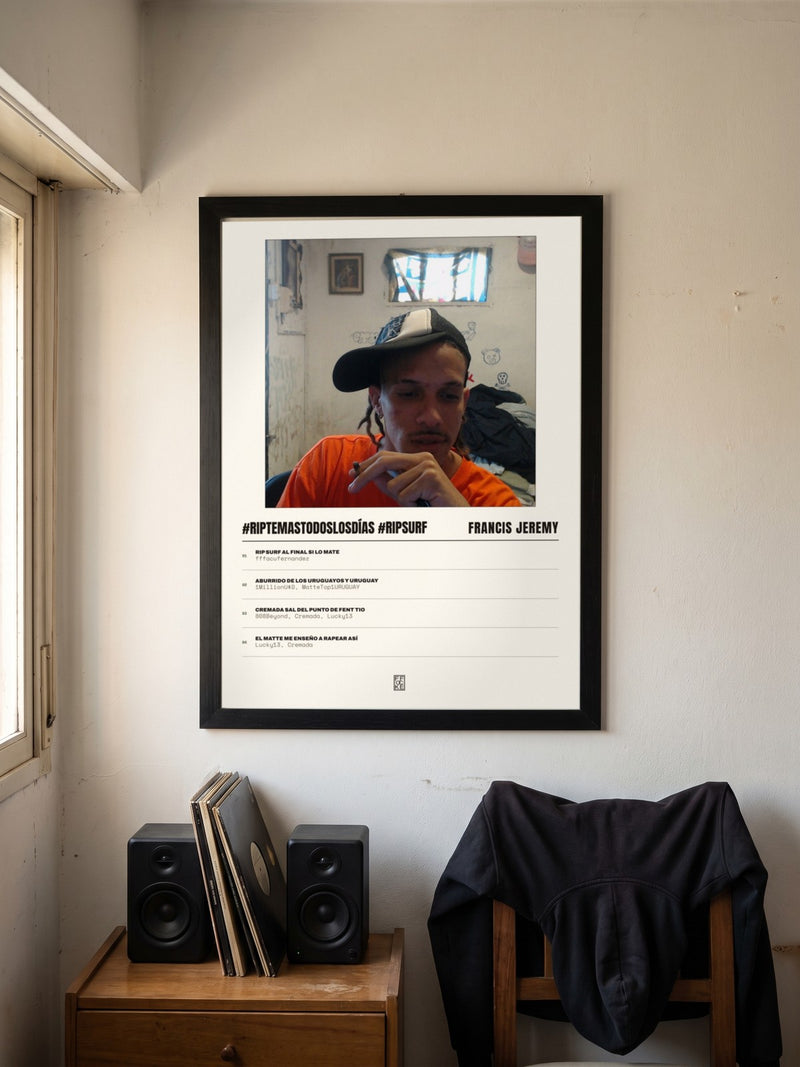 Póster de #RIPTEMASTODOSLOSDÍAS #RIPSURF de Francis Jeremy enmarcado en una pared, en un ambiente real