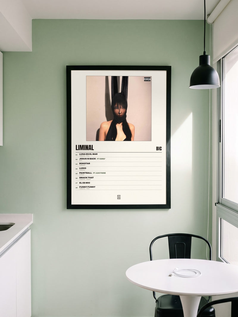 Póster de liminal de BIC enmarcado en una pared, en un ambiente real