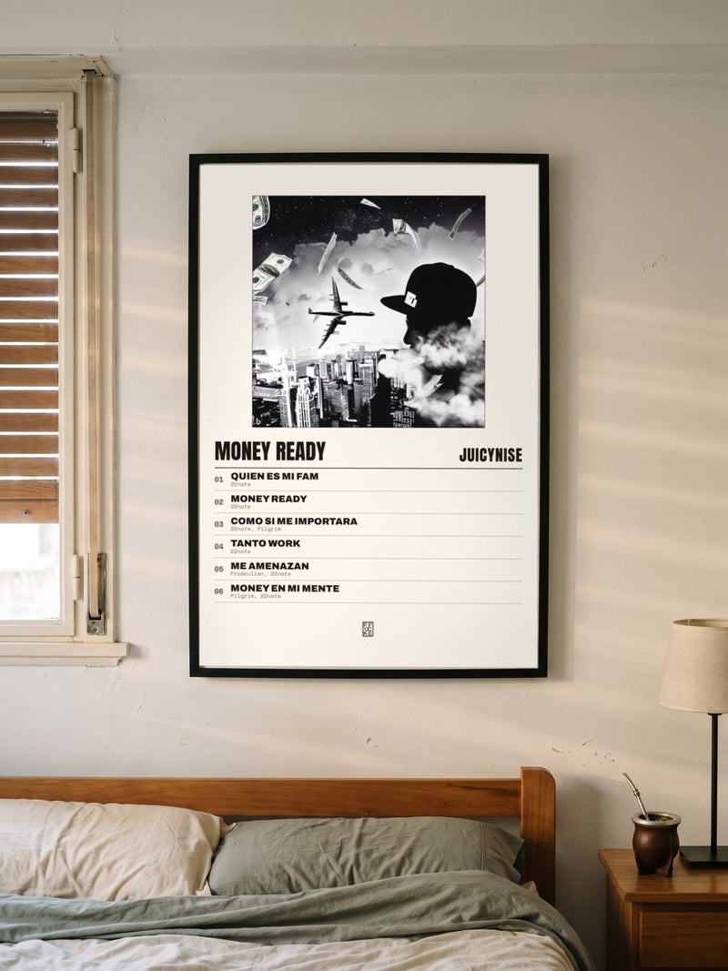 Póster de Money Ready de JuicyNise enmarcado en una pared, en un ambiente real