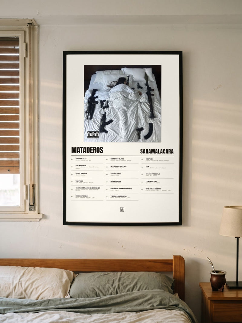 Póster de MATADEROS de Saramalacara enmarcado en una pared, en un ambiente real