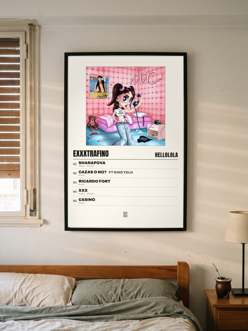 Póster de Exxxtrafino de HELLOLOLA enmarcado en una pared, en un ambiente real