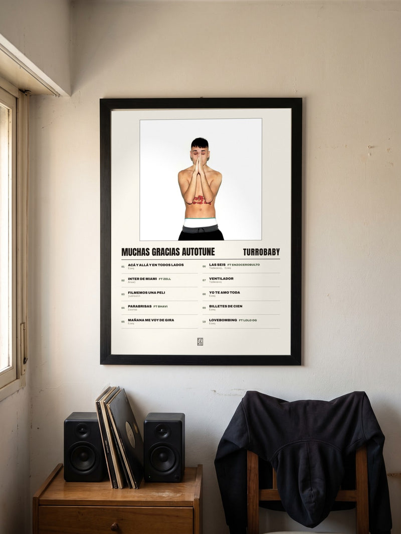 Póster de MUCHAS GRACIAS AUTOTUNE de turrobaby enmarcado en una pared, en un ambiente real