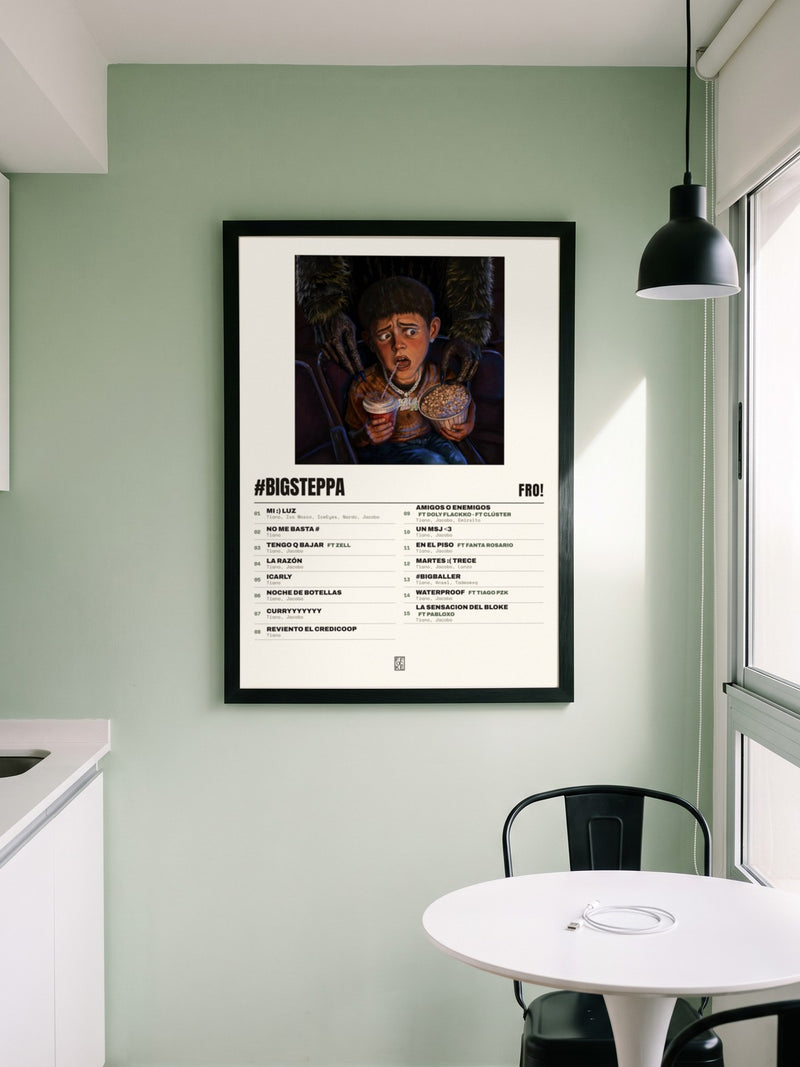 Póster de #bigsteppa de FRO! enmarcado en una pared, en un ambiente real