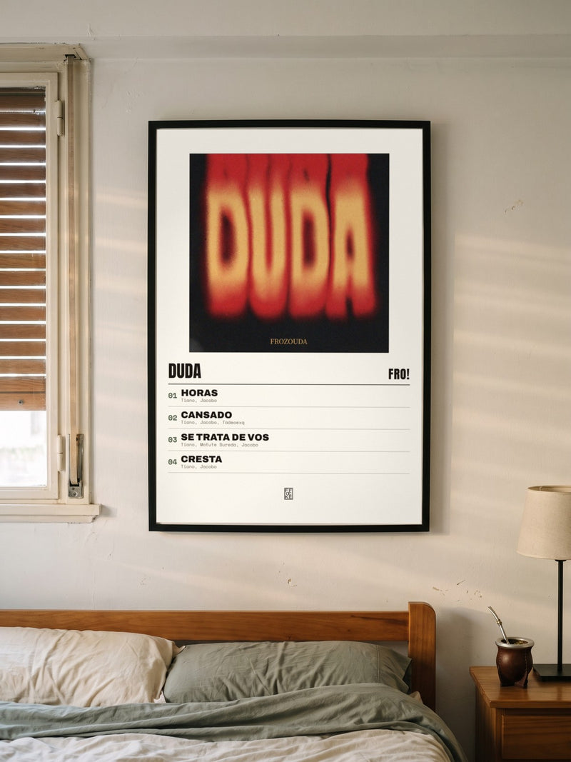 Póster de DUDA de FRO! enmarcado en una pared, en un ambiente real