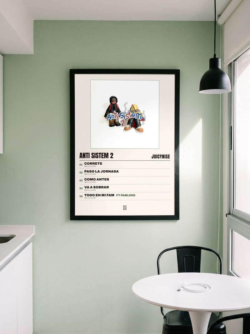 Póster de Anti Sistem 2 de JuicyNise enmarcado en una pared, en un ambiente real