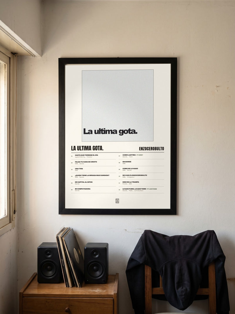 Póster de La ultima gota. de enzocerobulto enmarcado en una pared, en un ambiente real