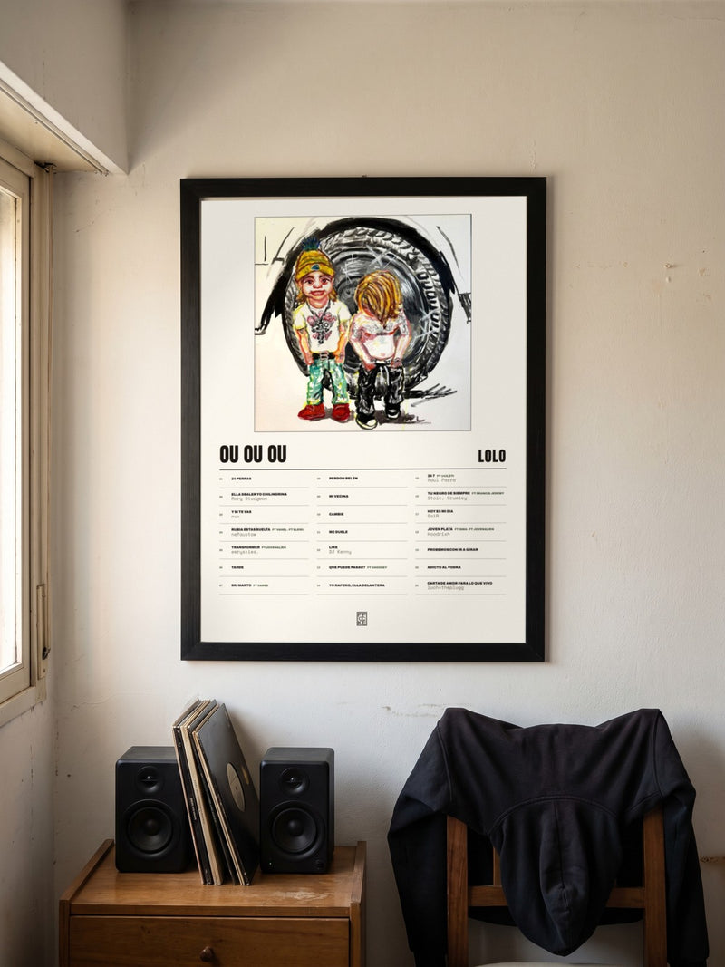 Póster de OU OU OU de LoLo enmarcado en una pared, en un ambiente real