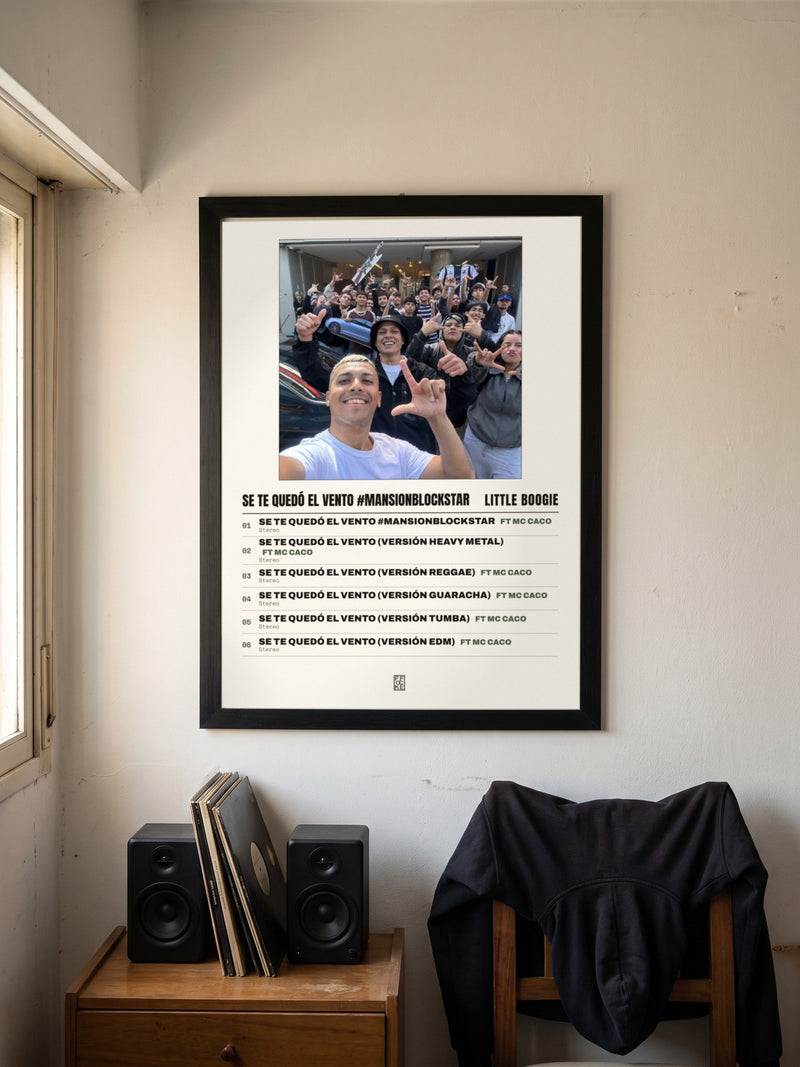 Póster de SE TE QUEDÓ EL VENTO #MANSIONBLOCKSTAR de Little Boogie enmarcado en una pared, en un ambiente real