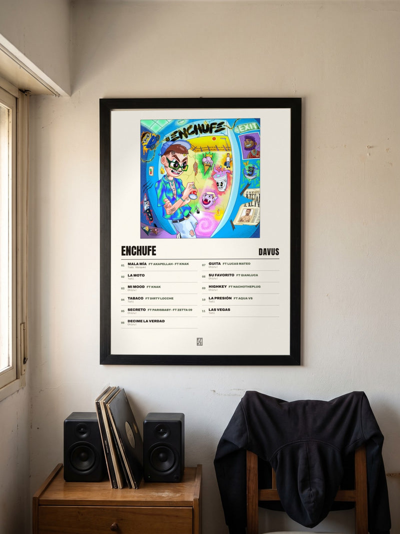 Póster de Enchufe de Davus enmarcado en una pared, en un ambiente real