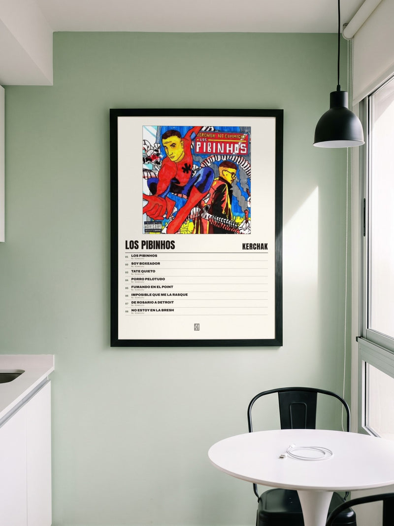 Póster de LOS PIBINHOS de KERCHAK enmarcado en una pared, en un ambiente real