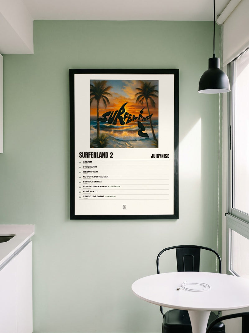 Póster de Surferland 2 de JuicyNise enmarcado en una pared, en un ambiente real