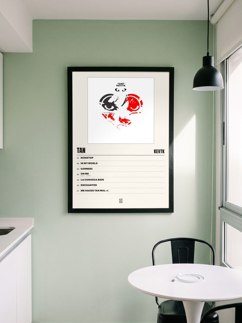 Póster de taN de KevTK enmarcado en una pared, en un ambiente real