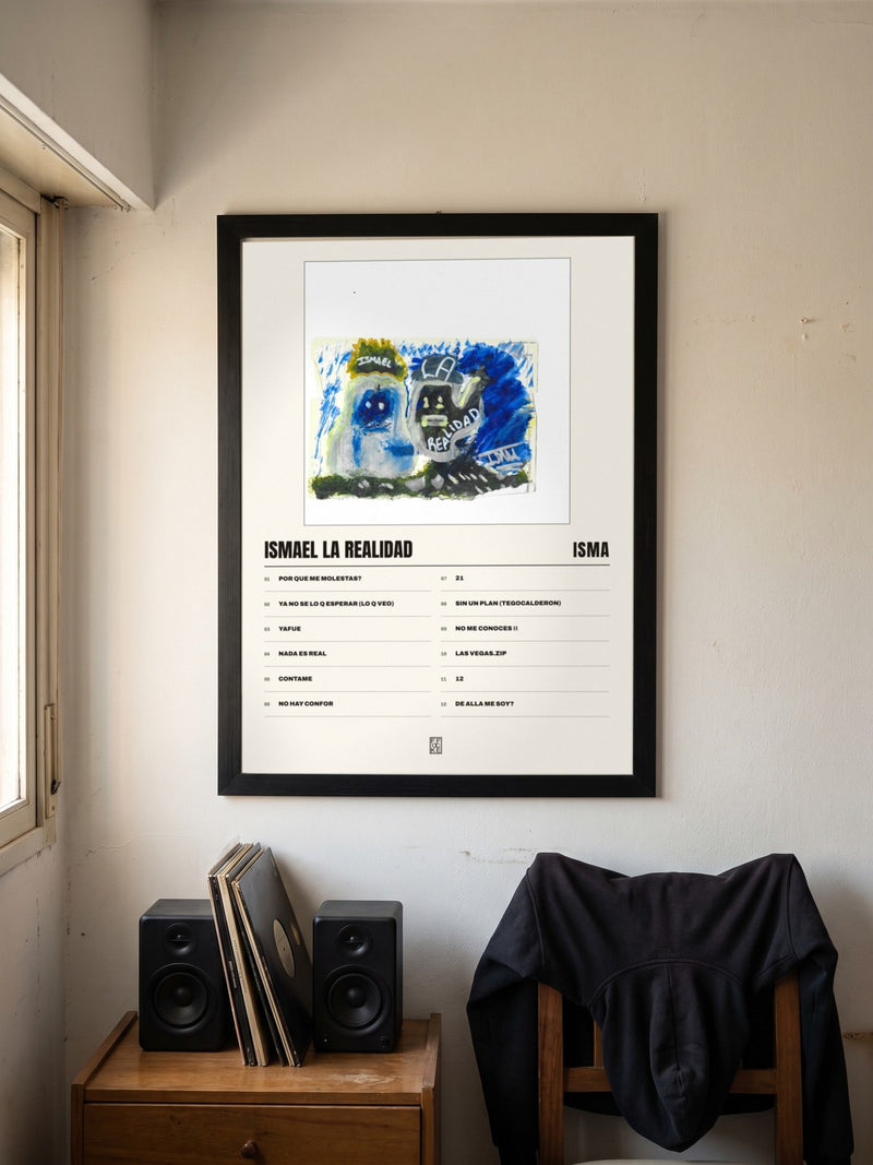 Póster de ismael la realidad de ISMA enmarcado en una pared, en un ambiente real