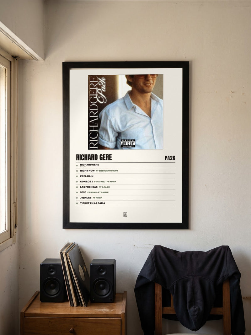 Póster de Richard Gere de Pa2k enmarcado en una pared, en un ambiente real