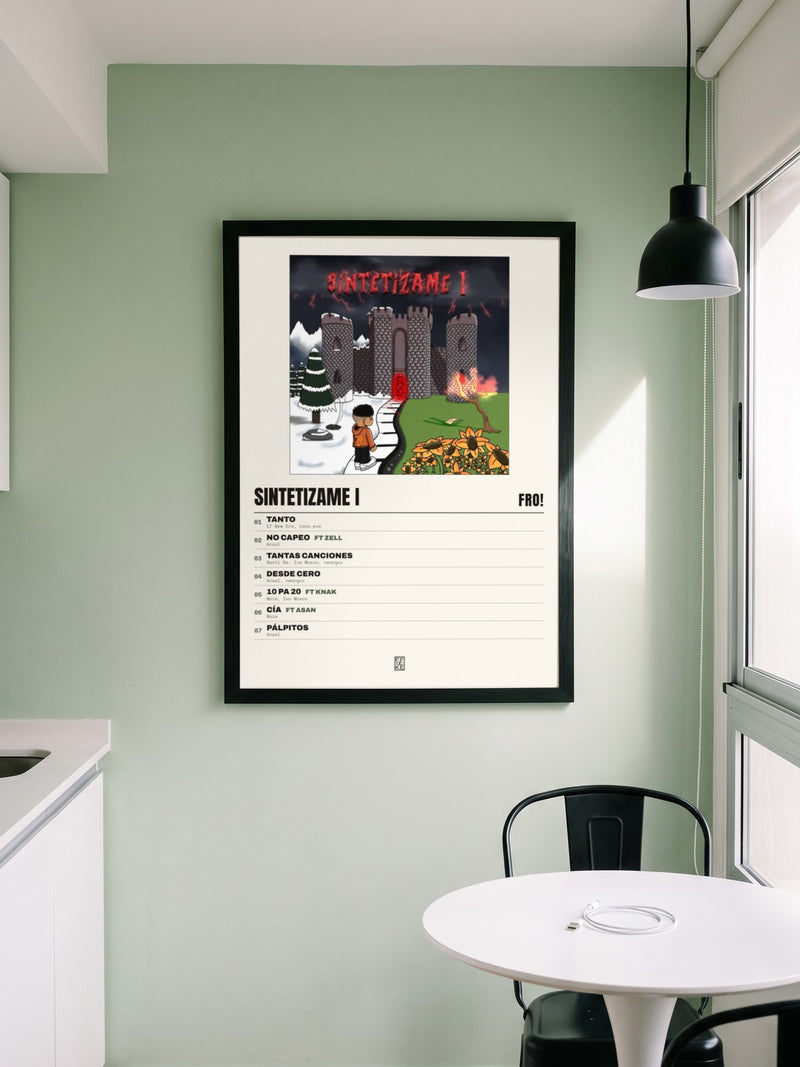 Póster de Sintetizame I de FRO! enmarcado en una pared, en un ambiente real