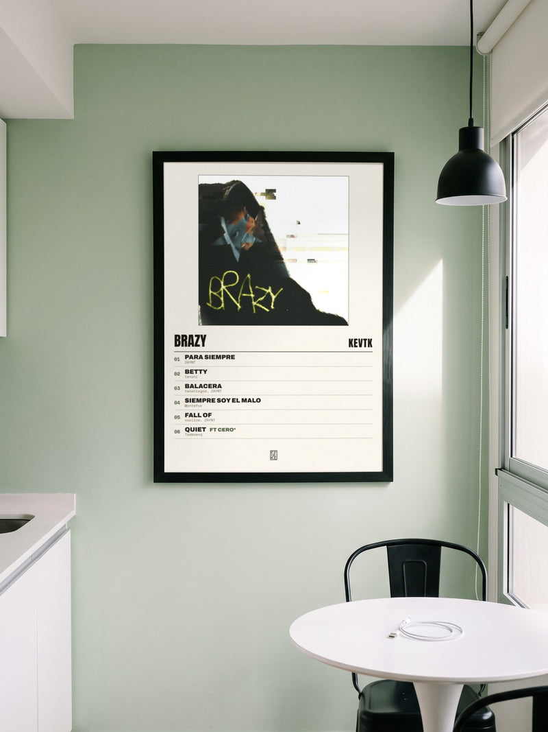 Póster de bRazy de KevTK enmarcado en una pared, en un ambiente real