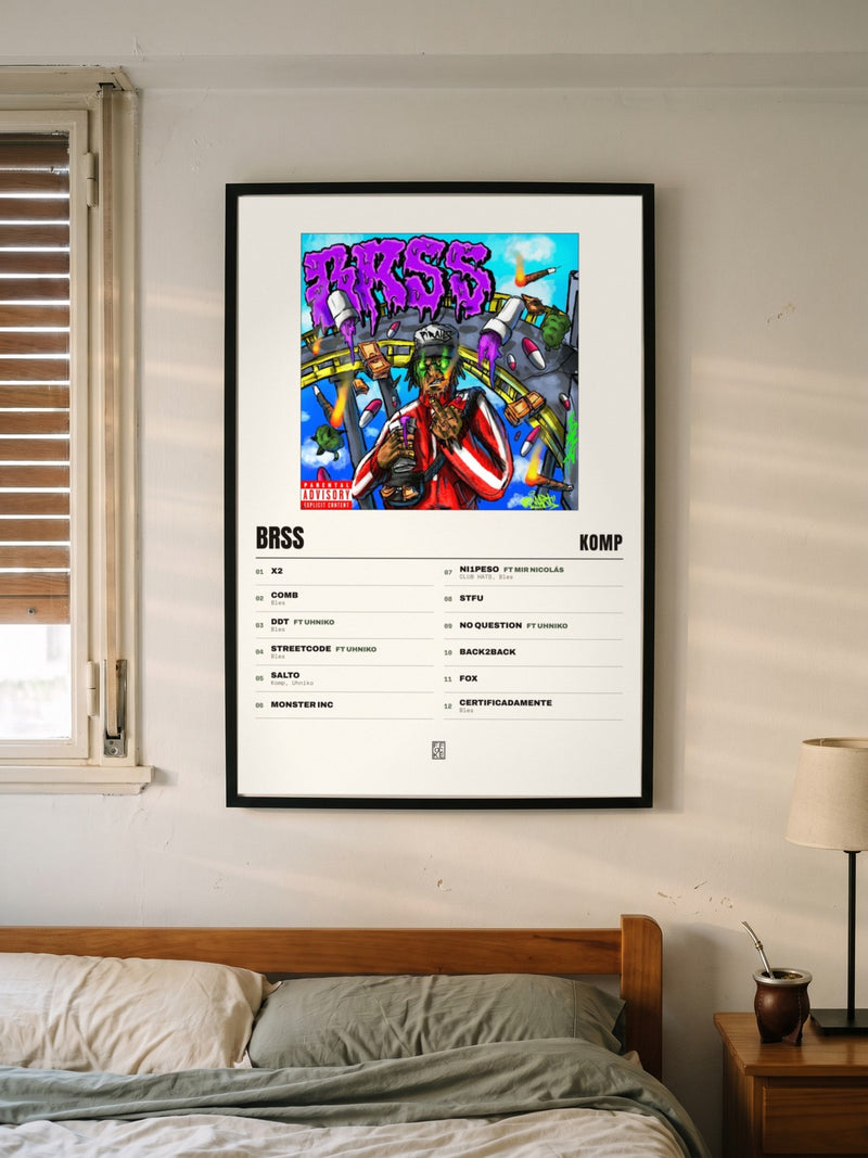 Póster de Brss de Komp enmarcado en una pared, en un ambiente real