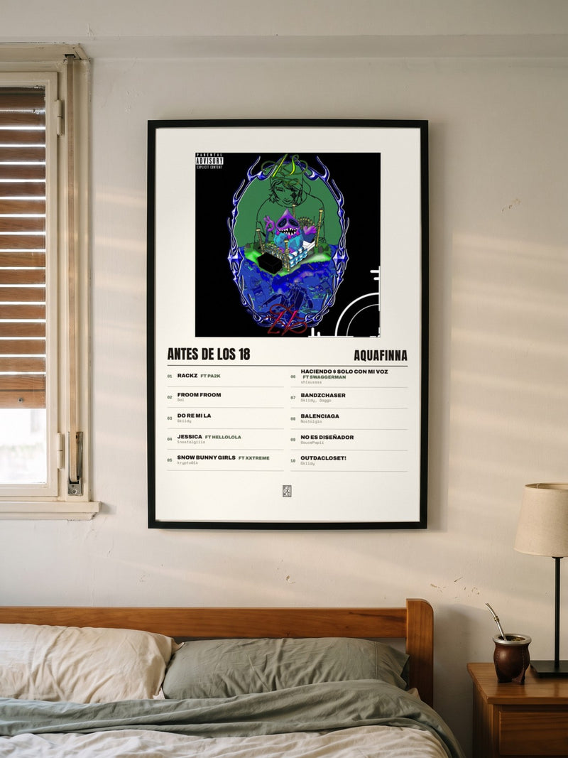Póster de Antes De Los 18 de AQUAFINNA enmarcado en una pared, en un ambiente real