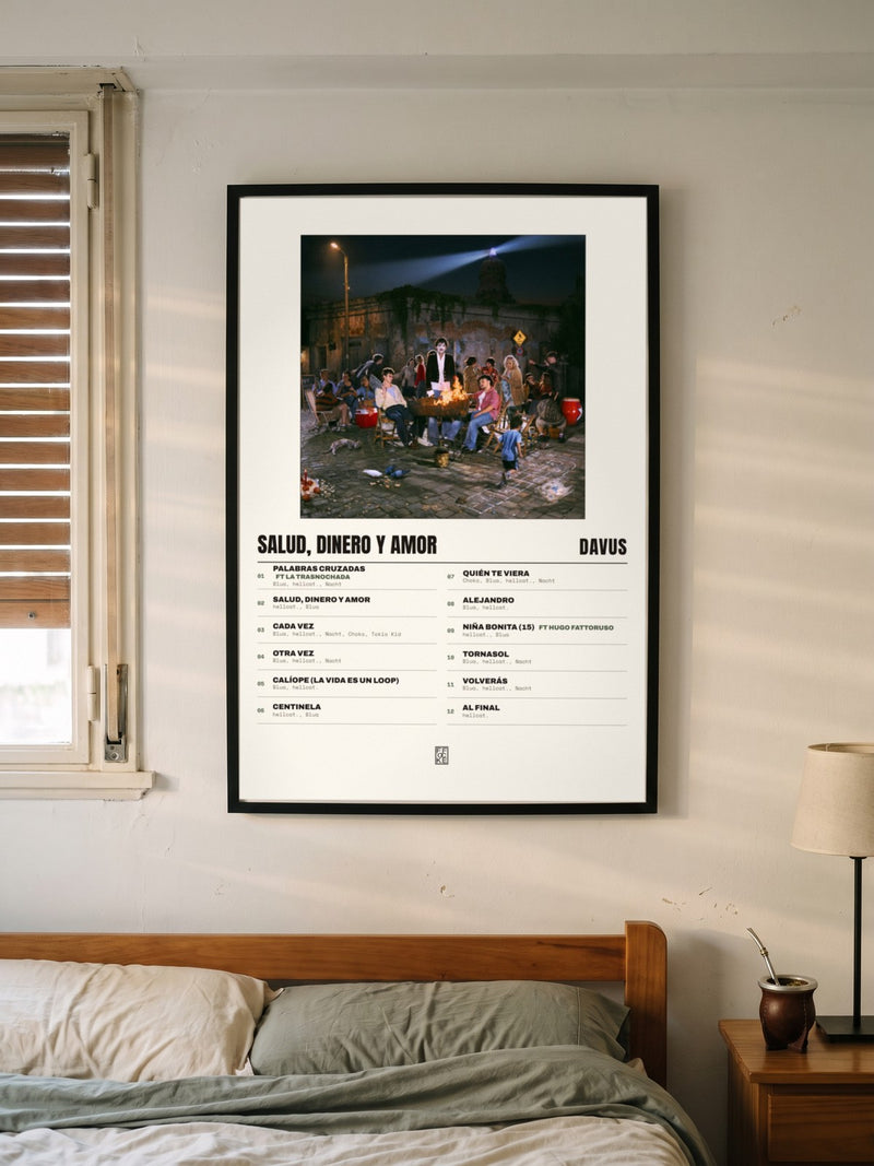 Póster de Salud, Dinero y Amor de Davus enmarcado en una pared, en un ambiente real