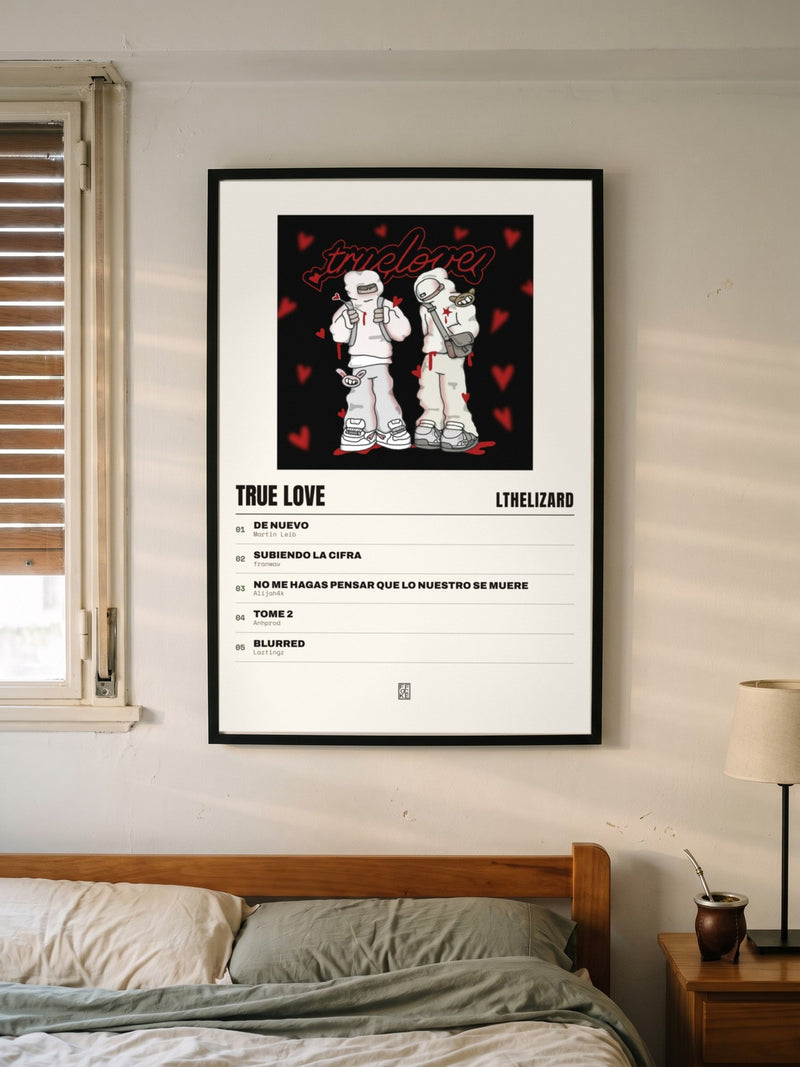 Póster de True Love de Lthelizard enmarcado en una pared, en un ambiente real