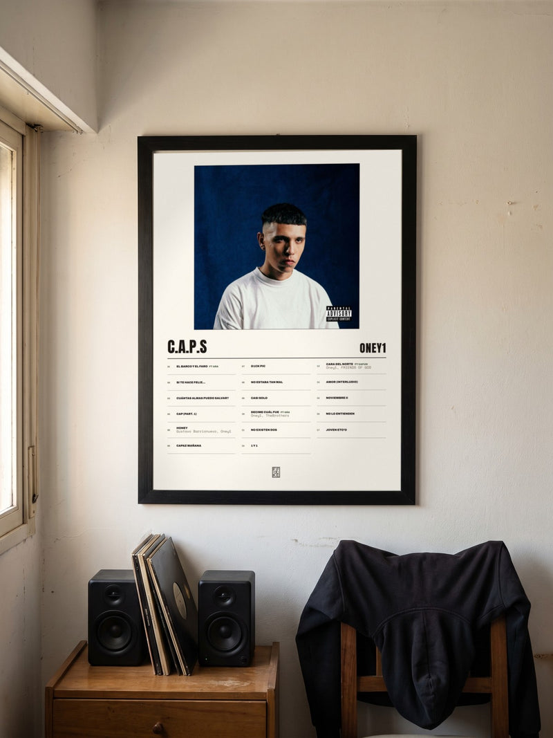 Póster de C.A.P.S de Oney1 enmarcado en una pared, en un ambiente real