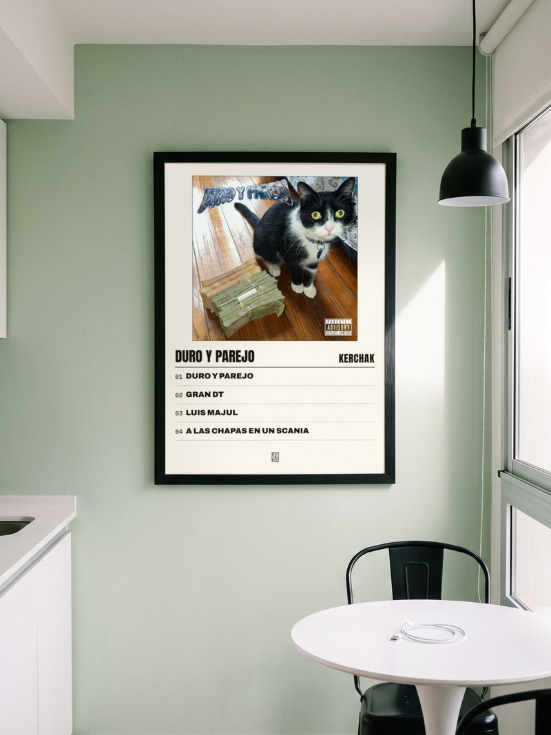 Póster de Duro y Parejo de KERCHAK enmarcado en una pared, en un ambiente real