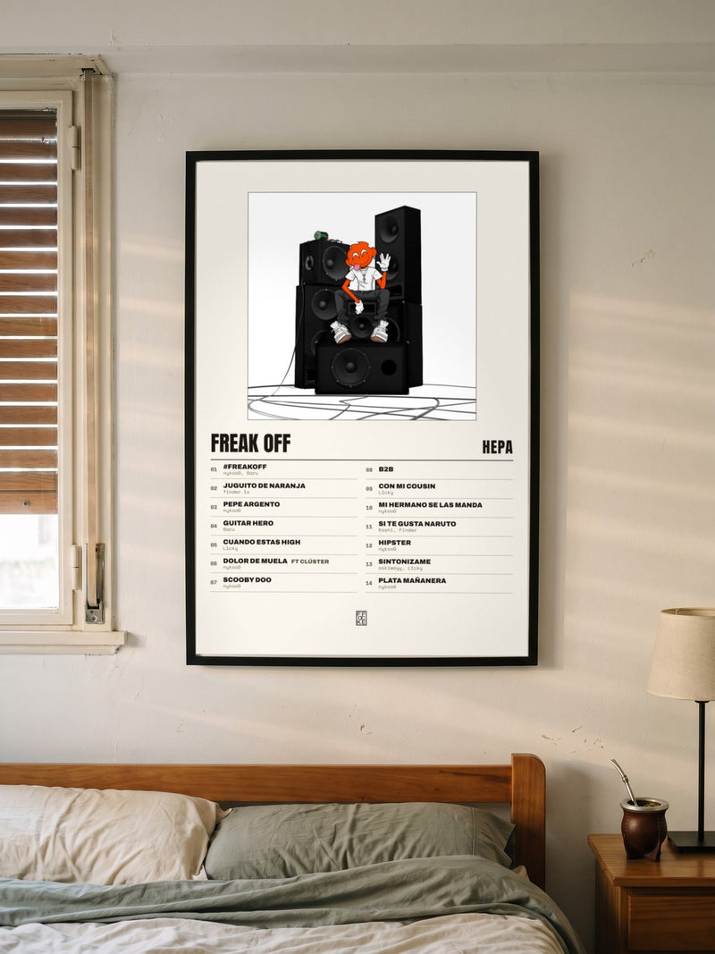 Póster de FREAK OFF de Hepa enmarcado en una pared, en un ambiente real