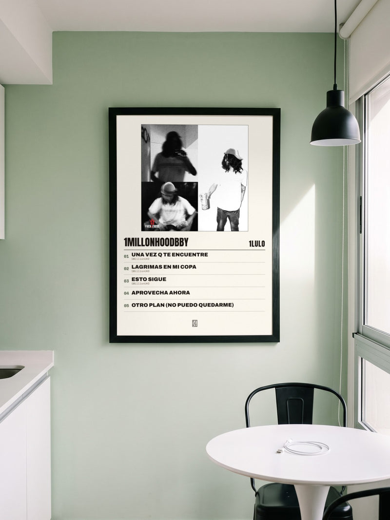 Póster de 1MILLONHOODBBY de 1lulo enmarcado en una pared, en un ambiente real