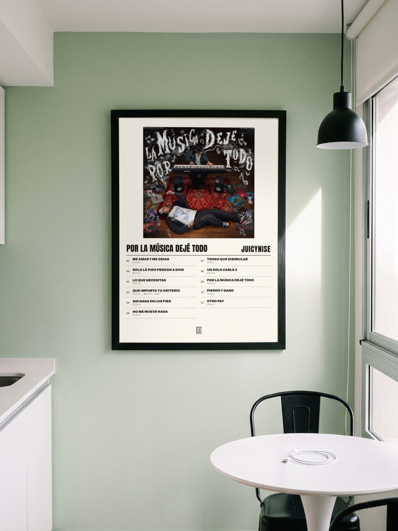 Póster de Por la música dejé todo de JuicyNise enmarcado en una pared, en un ambiente real