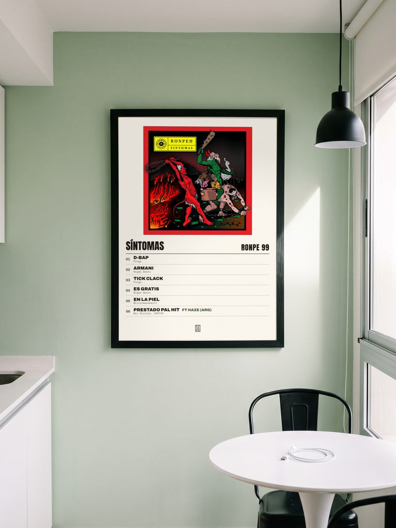 Póster de Síntomas de Ronpe 99 enmarcado en una pared, en un ambiente real
