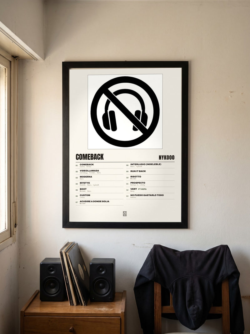 Póster de COMEBACK de nykoo0 enmarcado en una pared, en un ambiente real