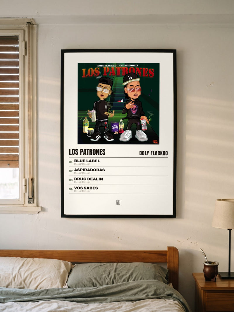 Póster de Los Patrones de Doly Flackko enmarcado en una pared, en un ambiente real